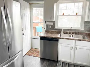 Comfy Bungalow - 1 house 2 apartments—all YOURS! - Image 3