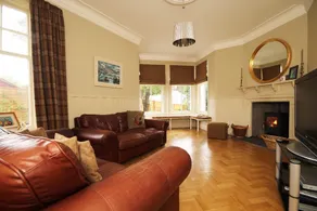 Family retreat, games room and hot tub - Image 5