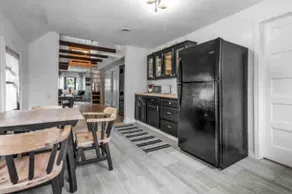 Modern, upper 3 bedroom apartment - Image 5