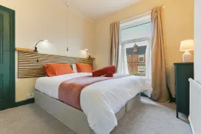 Spacious House | Ideal for Groups | Free Parking - Image 3