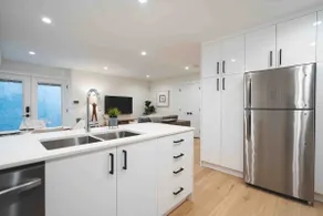 Stylish 2BR/1BA close to City Centre bsmt suite - Image 4