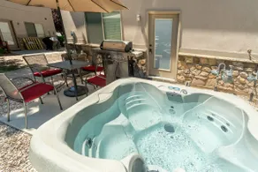 New Build+Dedicated Hot Tub+Close to Dwntwn+View! - Image 2