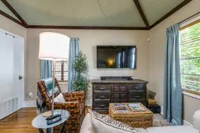 Guesthouse in city's most walkable neighborhood - Image 5