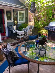 Cozy vine-covered 1920's Cottage Style House - Image 5