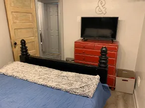 Downtown Farmhouse-style Private Suite - Image 5
