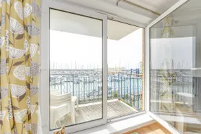 Great 2 Bed Flat-South Balcony & Harbour Views - Image 5