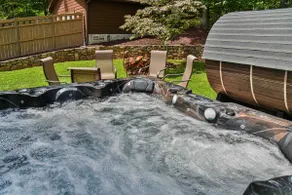 Bent Creek Chalet, Sauna,Jacuzzi,Fire pit and OD shower - Image 5