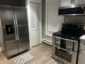 Cozy 2- bedroom apartment with free parking - Image 3