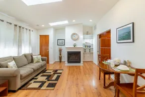 Private spacious suite in Mountain View - Image 1