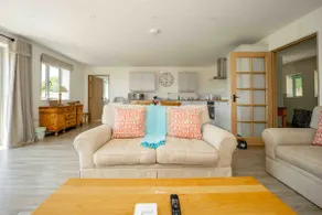 Fab sunny with 2 en-suites bedrooms, large garden - Image 2