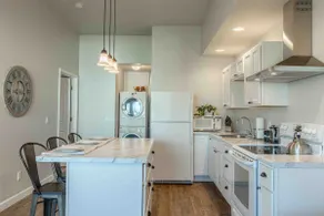 Cozy Downtown Apartment - Image 5