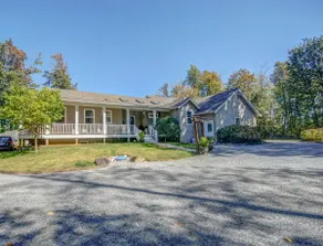 Charming Contemporary 3-4 bedroom Country Home - Image 2