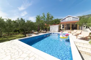 Green garden villa with pool - Image 2