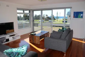 Kiama Aspect on Jones Beach - 100 metres to the beach - 3 Bedrooms - 2 Bathrooms - Image 4