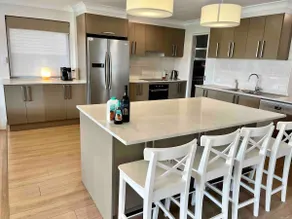 Waterfront Paradise - Stunning 6 Bdrm Home - Image 4