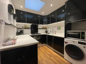 Charleroi: Beautiful Apartment with mezzanine - Image 4