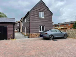 Beautiful Henley apartment w/ secure gated parking - Image 3