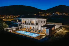 Newly renovated luxury villa with pool and view - Image 4