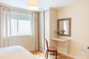 Killarney Centre Comfy Apt., 6ft king bed &Parking - Image 3