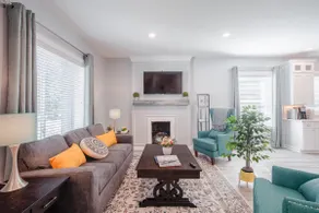 Glamorous, Upscale 5B Hyde Park Home w/Patio - Image 3