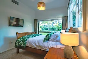 Semi self-contained & central beach haven - Image 4