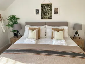 Little House - The Perfect Blend of Town & Country - Image 2