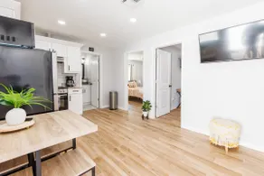 Lovely & Wonderful apartment in the 💖of Brandon! - Image 2