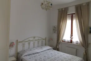 Sea cottage in pinewood - Image 3