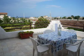 smukke lejlighed i en villa, privat strand med parasoller og liggestole - Image 2