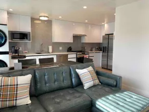 Beautifully Renovated 2B1B • Private Backyard • Steps to Beach • Free Parking - Image 2