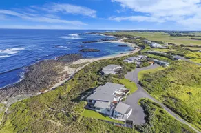 Hearns Beachside Villa 1 - Image 2