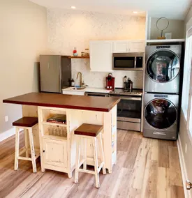 *Fully*Renovated*1bed/1baClosetoDowntown/Beach - Image 3