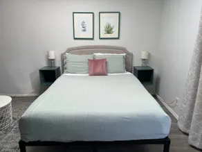 Comfy private retreat near downtown - Image 5