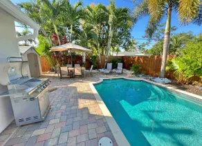 3BR House w/ Heated Pool Near Beach Tropical Vibes - Image 4