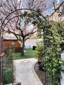 Charming 2-bedroom in villa with private garden - Image 4