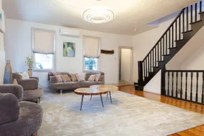 Elegant & Luxurious, Clean & Cheerful entire house - Image 2