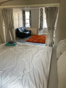 Modern Ground Floor Apartment Spacious+Comfortable - Image 3