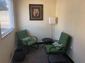Cozy Private 2nd floor 2 bedroom apt. - Image 3