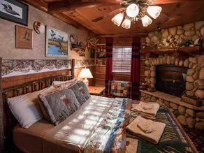 Cabin 7 on beautiful Round Lake Grand Pines Resort - Image 4