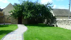 Restored Cotswold barn - The Barn - in the centre of Burford - Image 2