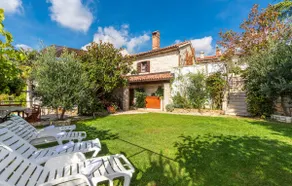 Apartment Peresiji AUB with Shared pool - Image 3