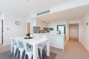 Amazing Views Spacious Living in Skytower, Carpark - Image 4