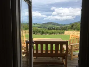Spacious luxury ensuite glamping pod with view - Image 4
