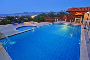 Villa Mandola Rosa: Élégamment décorée, vue sur la mer, piscine, A / C - Image 5