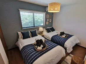 Boutique room, ocean resort décor, parking for 2 compact cars, free Wi-Fi - Image 3