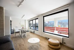 Centrally located and charming, on the riverbank - Image 2