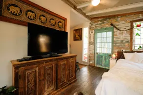 Private Spacious Studio with spa great location - Image 5