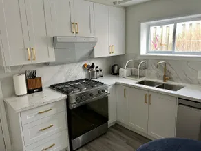 Modern Suite, King Bed, Full Kitchen, w/ Parking - Image 4
