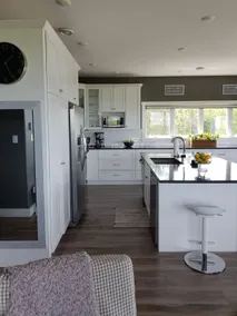 Contemporary ocean style with views, views, views! - Image 4