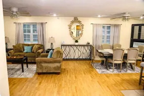 Cozy & Spacious Deluxe Stay near Downtown & GSW - Image 3